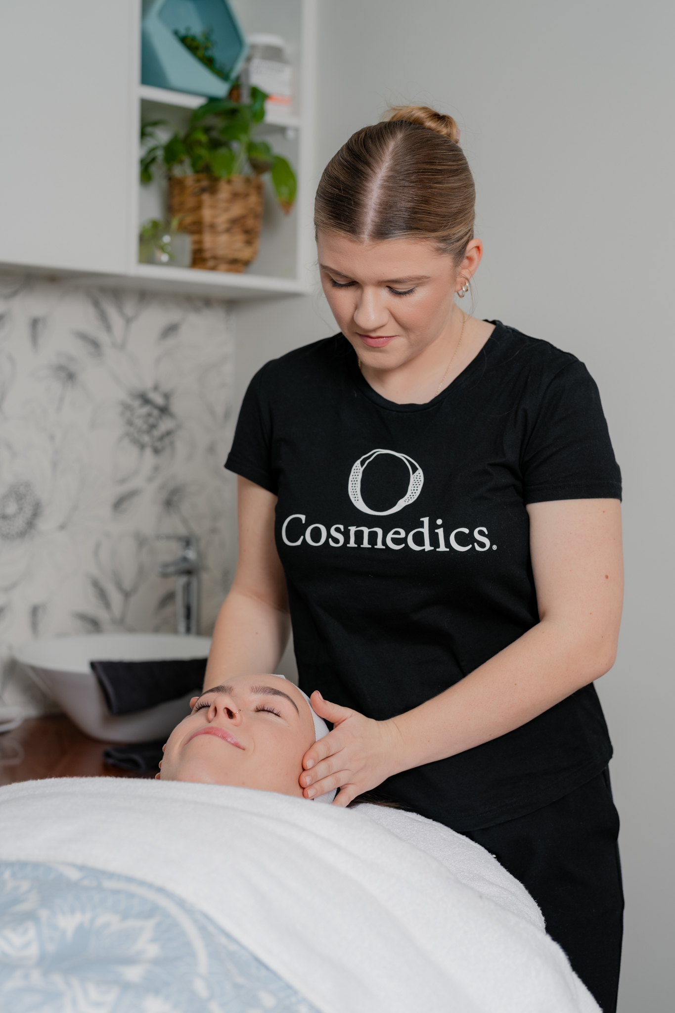 Kh health   beauty staff   treatment photoshoot 25.06.25 small 82